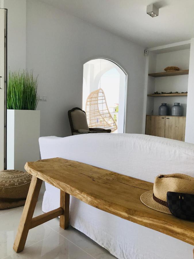 Frontline Villa, Five Star Deluxe 坎佩略 外观 照片