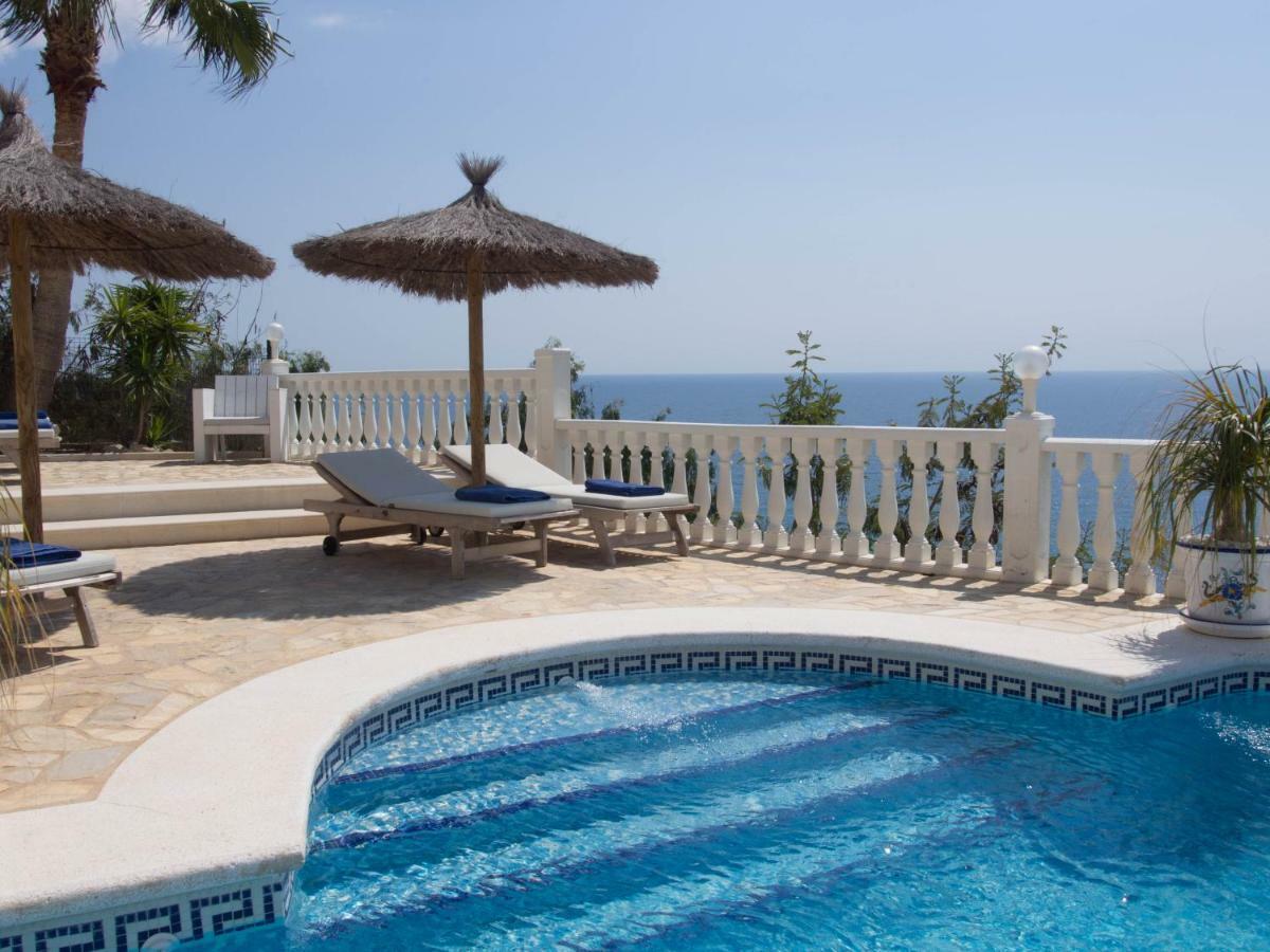 Frontline Villa, Five Star Deluxe 坎佩略 外观 照片