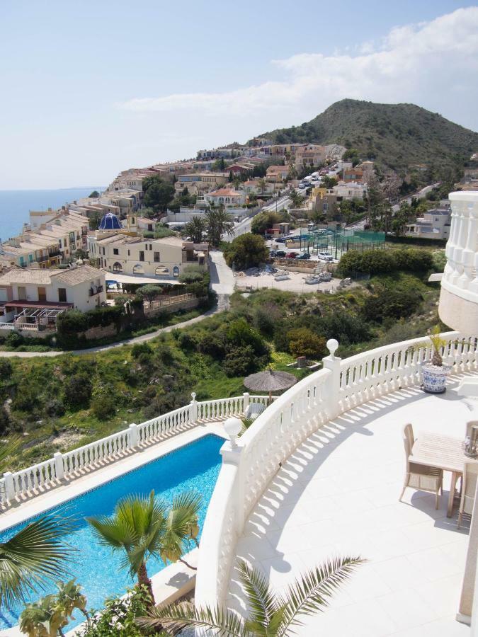 Frontline Villa, Five Star Deluxe 坎佩略 外观 照片