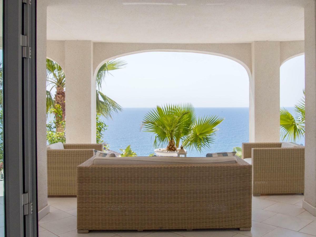 Frontline Villa, Five Star Deluxe 坎佩略 外观 照片