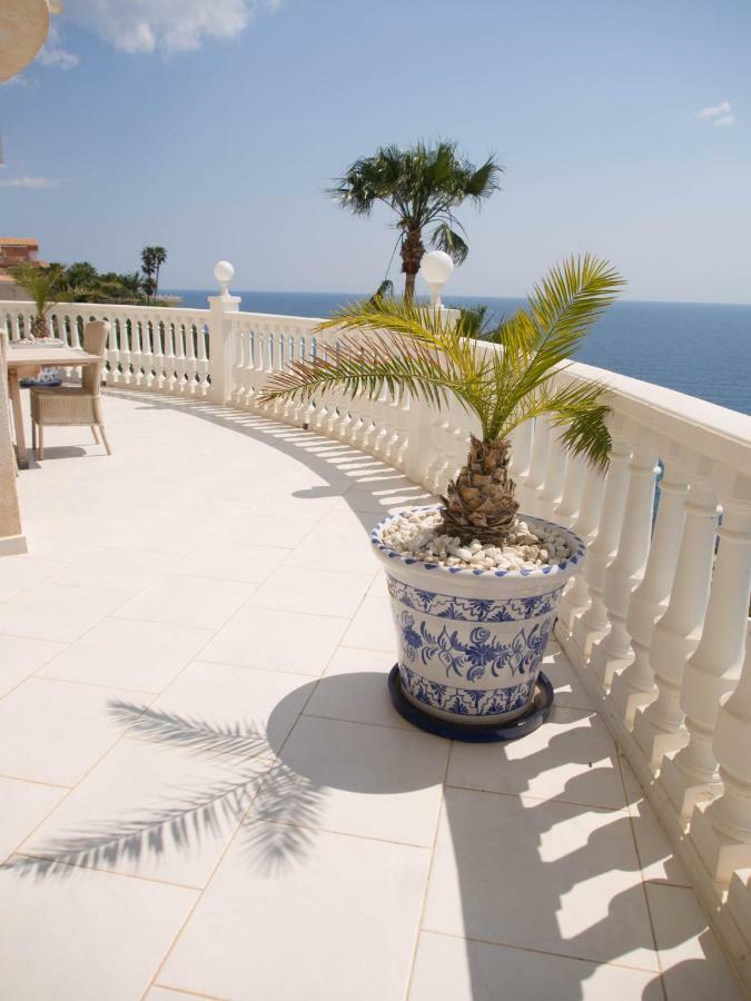 Frontline Villa, Five Star Deluxe 坎佩略 外观 照片